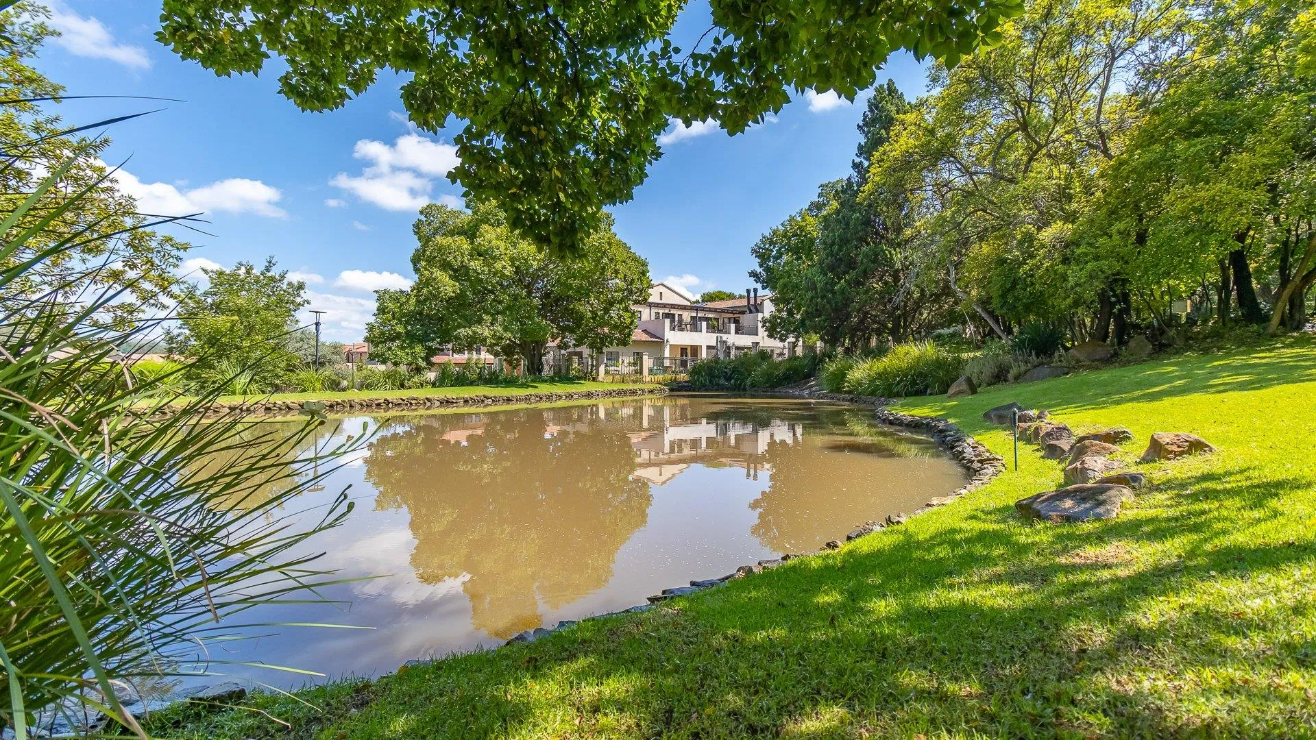 Avianto Estate living